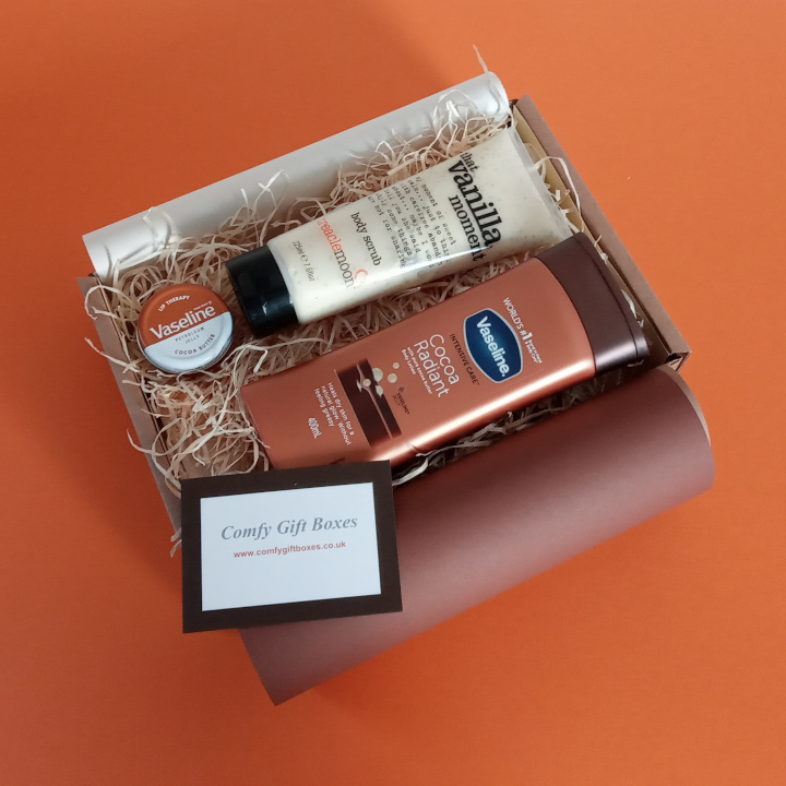 Cocoa and vanilla pamper gifts for her, luxury pamper gifts for girls, luxury beauty gift boxes, luxury gifts for her, relaxing gifts for her