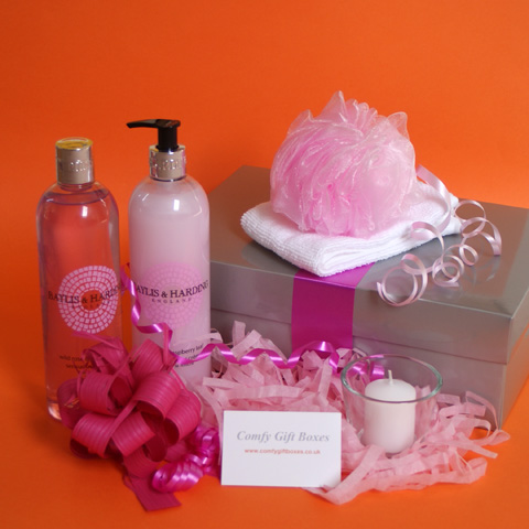 Pamper hampers UK delivery, pampering gift boxes for women, indulgent birthday gifts for girls, bath pampering gift hampers, relaxing gifts for women