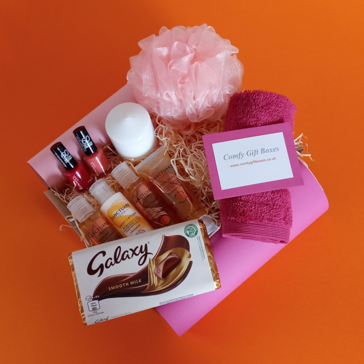 Galaxy chocolate night in pamper gift box, ideal pampering presents for girlfriends, Galaxy chocolate gift ideas for her, pamper hampers for her